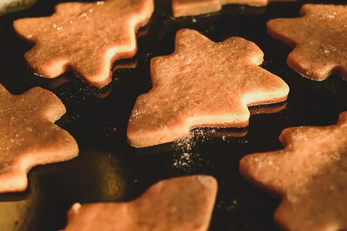 Bâtons de sucette et cadre à mousse prêts sur un plan de travail