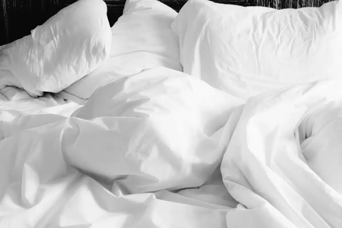Chambre chaleureuse avec éclairage tamisé, textiles superposés et plantes