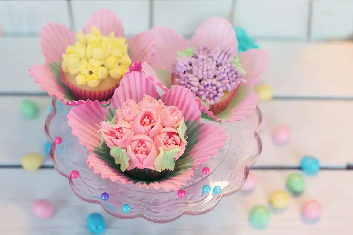 Décoration d'un gâteau avec poche à douille et fleurs en crème au beurre