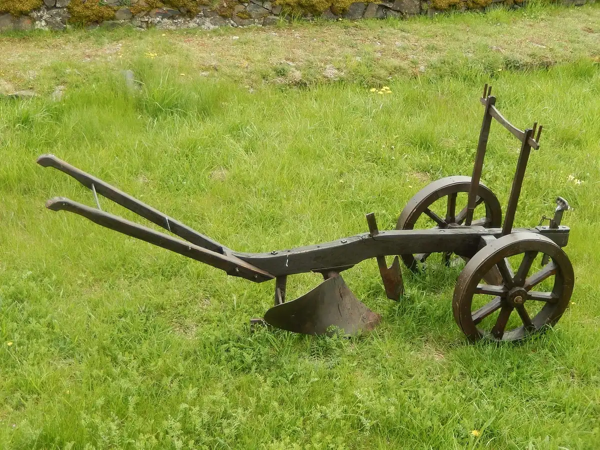 Étals animés d'un marché aux puces avec objets anciens et visiteurs