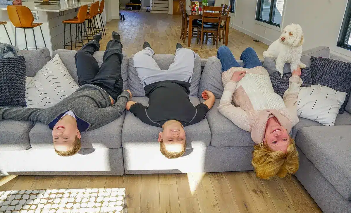 Tante lisant un livre avec un enfant dans un salon lumineux