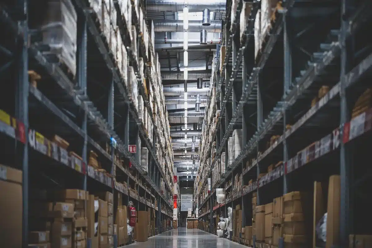 Sac de granulés de bois empilés pour le chauffage domestique