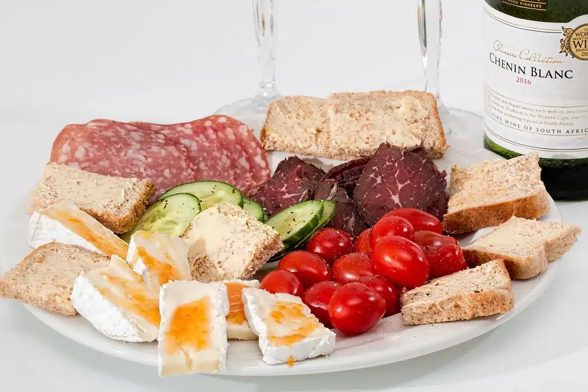 Plateau de charcuteries, fromages et antipasti italiens prêts à déguster