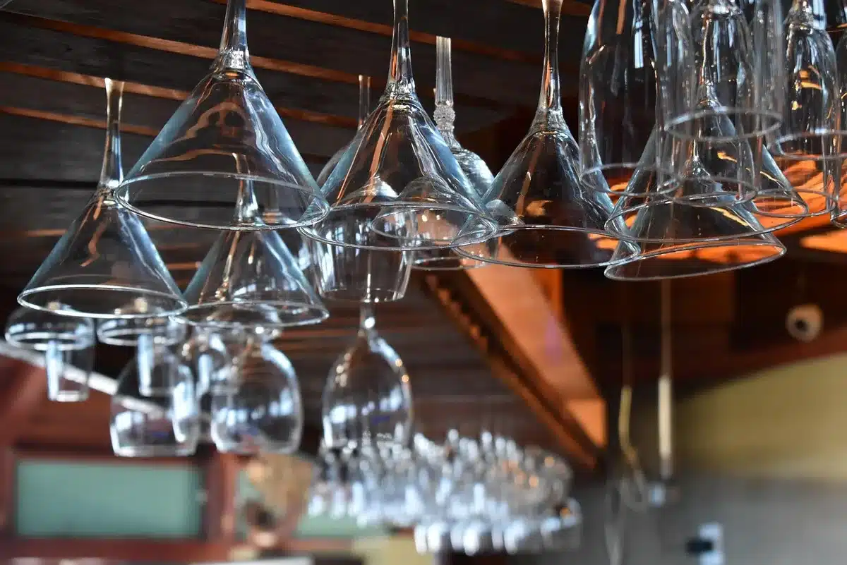 Soirée conviviale dans un bar italien avec cocktails, petites assiettes partagées et ambiance festive