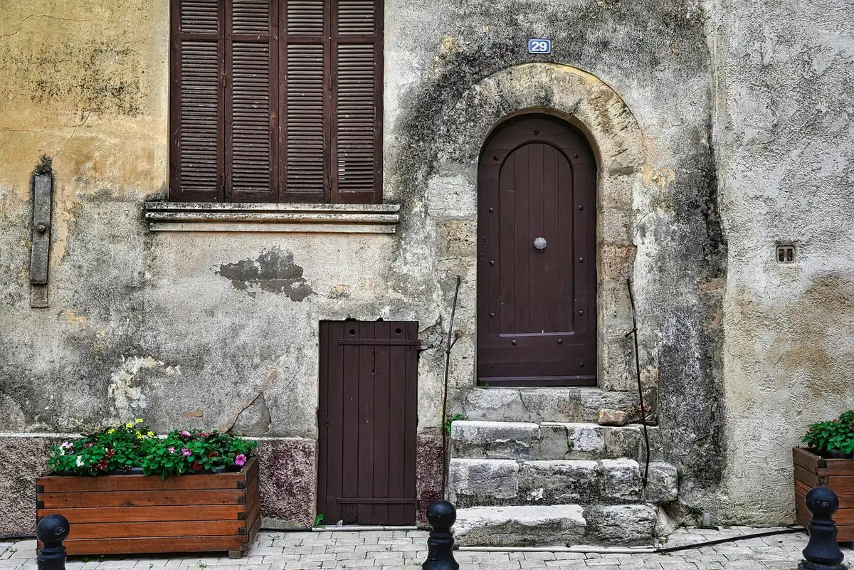 Porte d'entrée avec vitrage sécurisé et discret