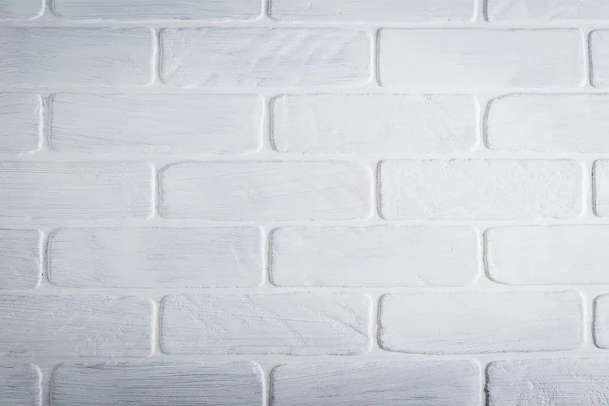 Mur échantillon montrant une palette pastel avec un mur d'accent coloré