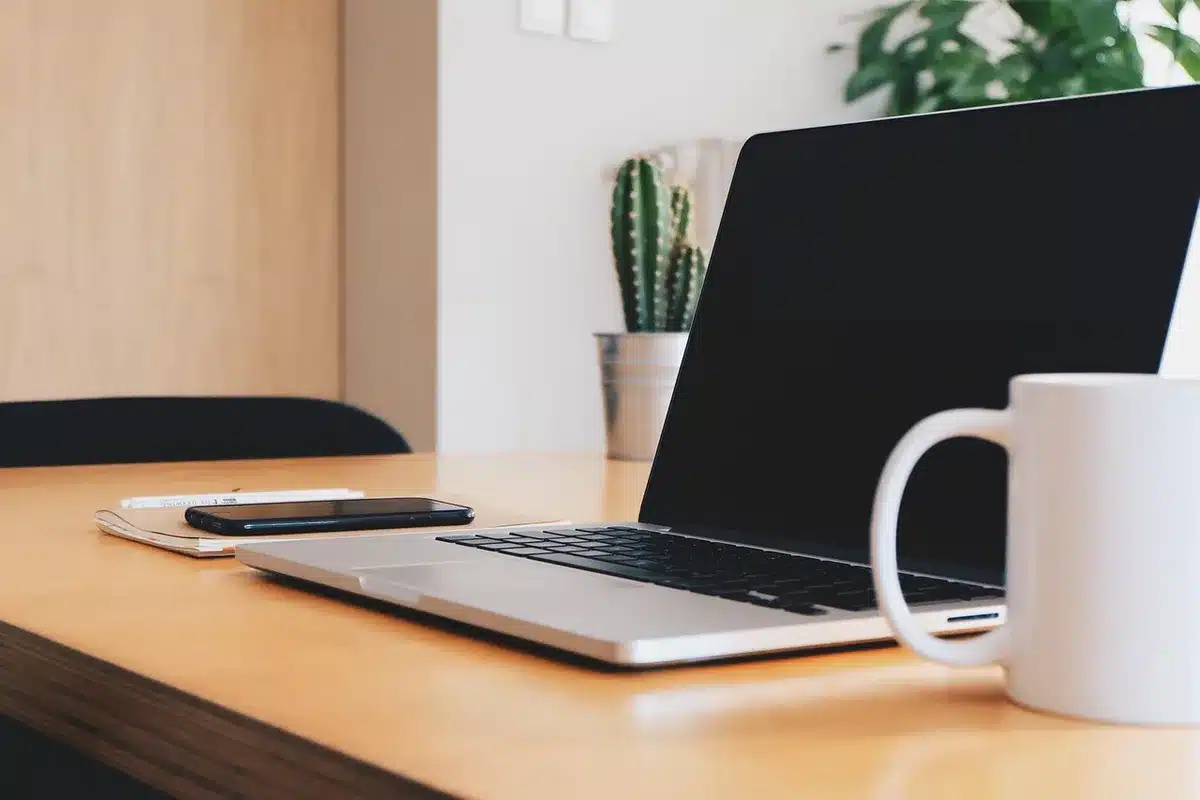 Personne s'inscrivant en ligne sur un ordinateur portable