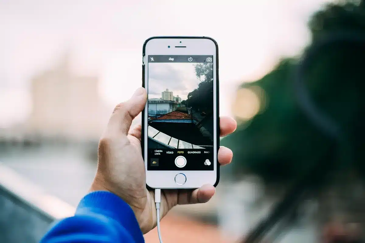 Smartphone tenu en main prêt pour prendre une photo en extérieur