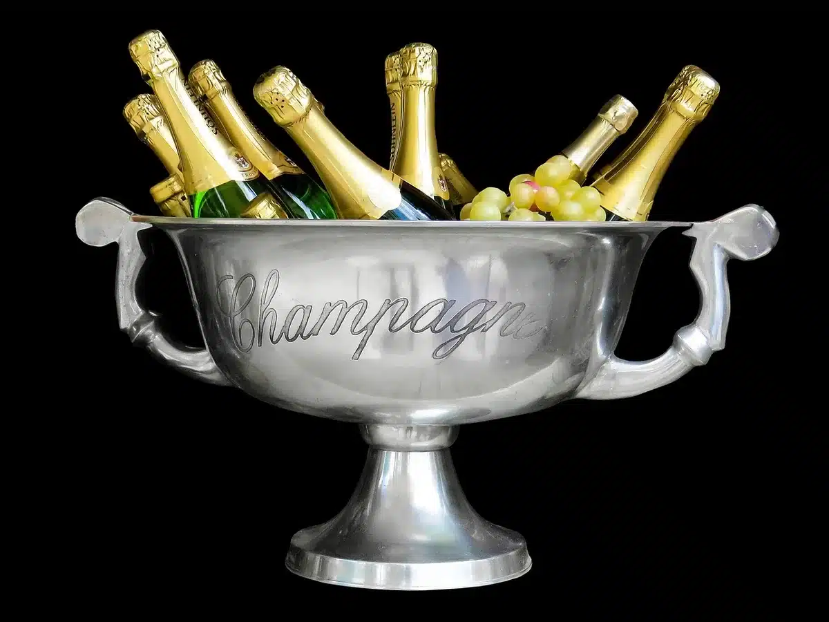 Casserole et verrines de gelée au champagne en train de refroidir