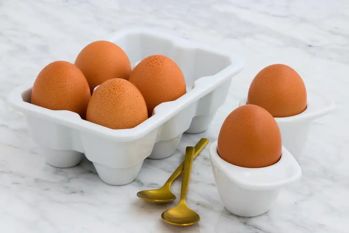 Ustensiles de pâtisserie alignés : balance, tamis, spatule et fouet sur un plan de travail