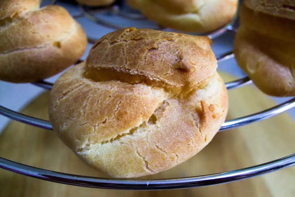 Cuisson de la pâte à choux dans une casserole avant ajout de la farine