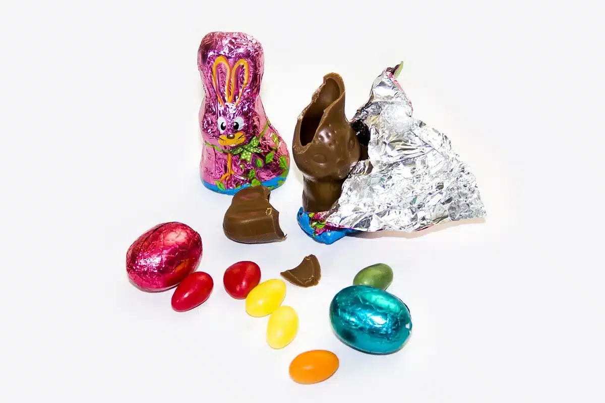 Nid de Pâques en chocolat décoré avec œufs en sucre et petites figurines de lapins et poussins