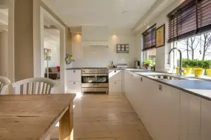 Boules de pâte blanches et foncées formant une couronne sur une table de cuisine