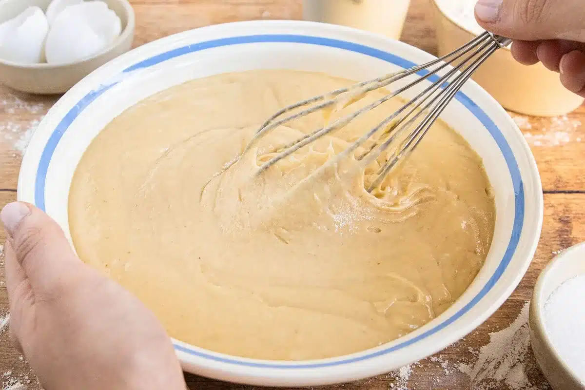 Batteur électrique fouettant des œufs au bain-marie pour une génoise légère
