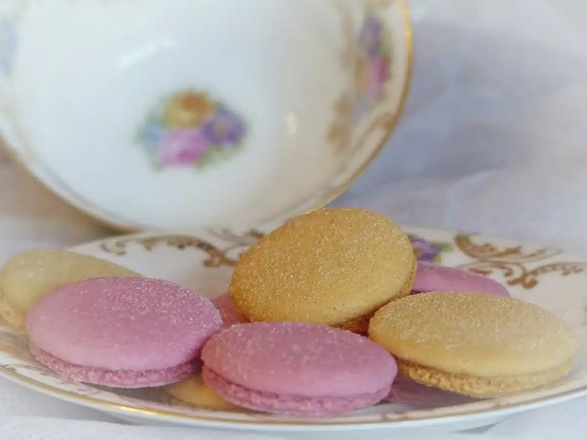 Poche à douille et meringue brillante prête à être pochée