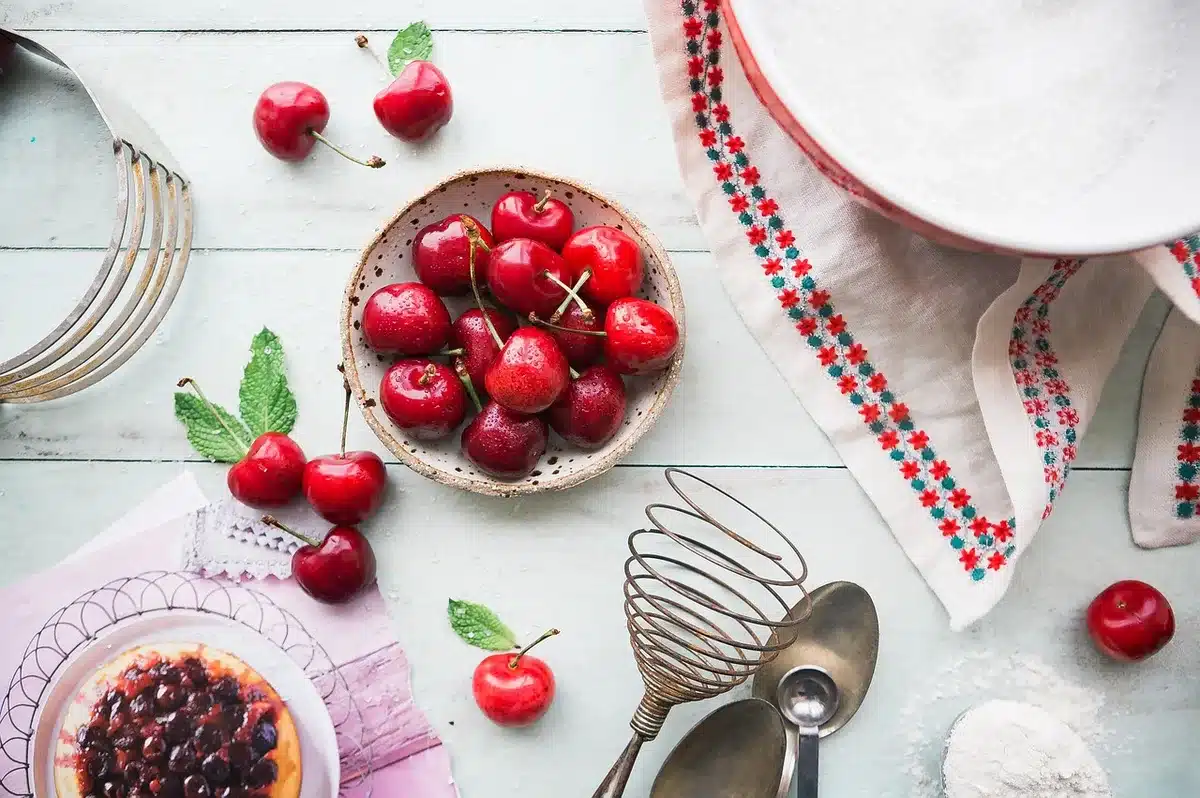 Ustensiles de pâtisserie : balance, cul‑de‑poule et fouet sur une table