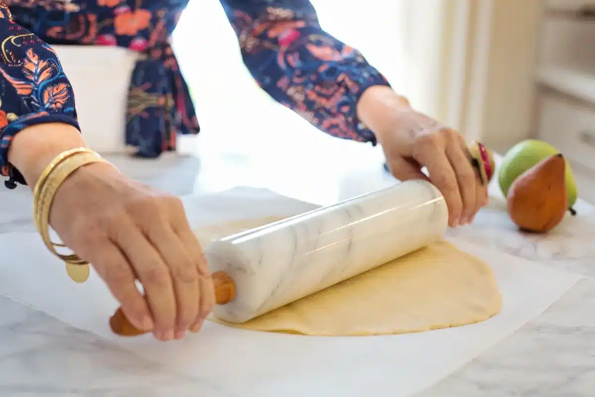 Étaler pâte sablée cacao entre deux feuilles de papier cuisson