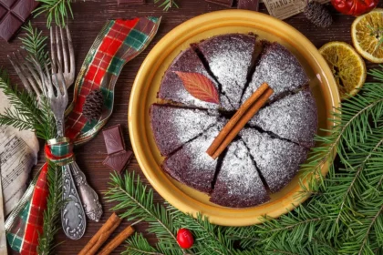 Ingrédients et ustensiles pour préparer un gâteau aux pommes : pommes émincées, œuf, farine et sucre