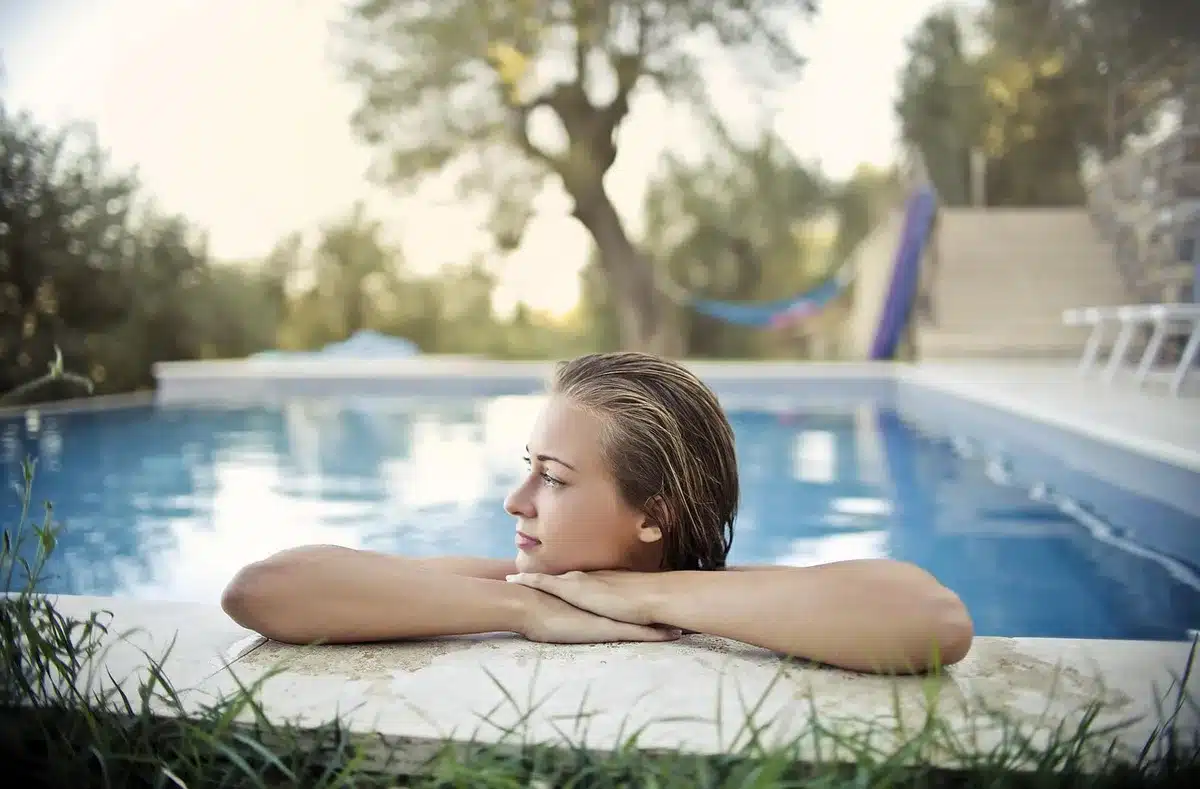 Équipements techniques de filtration et pompes dans une chaufferie de piscine