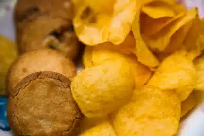 Croquettes dorées et croustillantes de pommes de terre et sardines, prêtes à servir sur une assiette blanche.