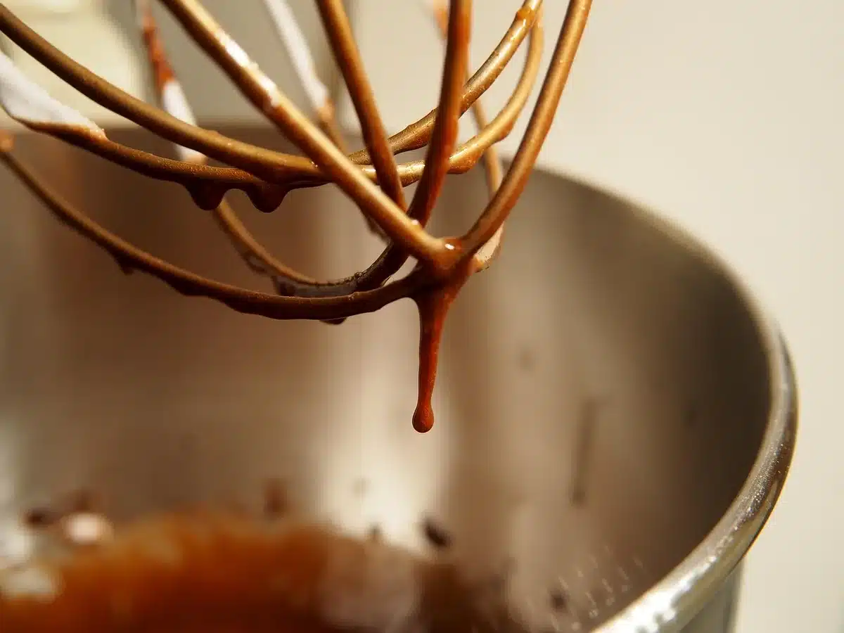 Pétrissage de la pâte au crochet dans un bol de batteur en cuisine lumineuse