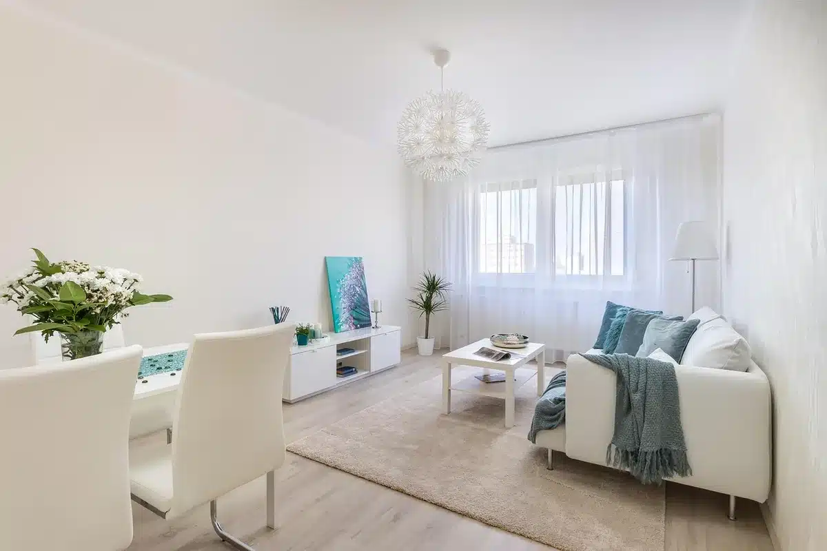 Salon d'un petit appartement réorganisé avec chaises pliantes et espace de circulation