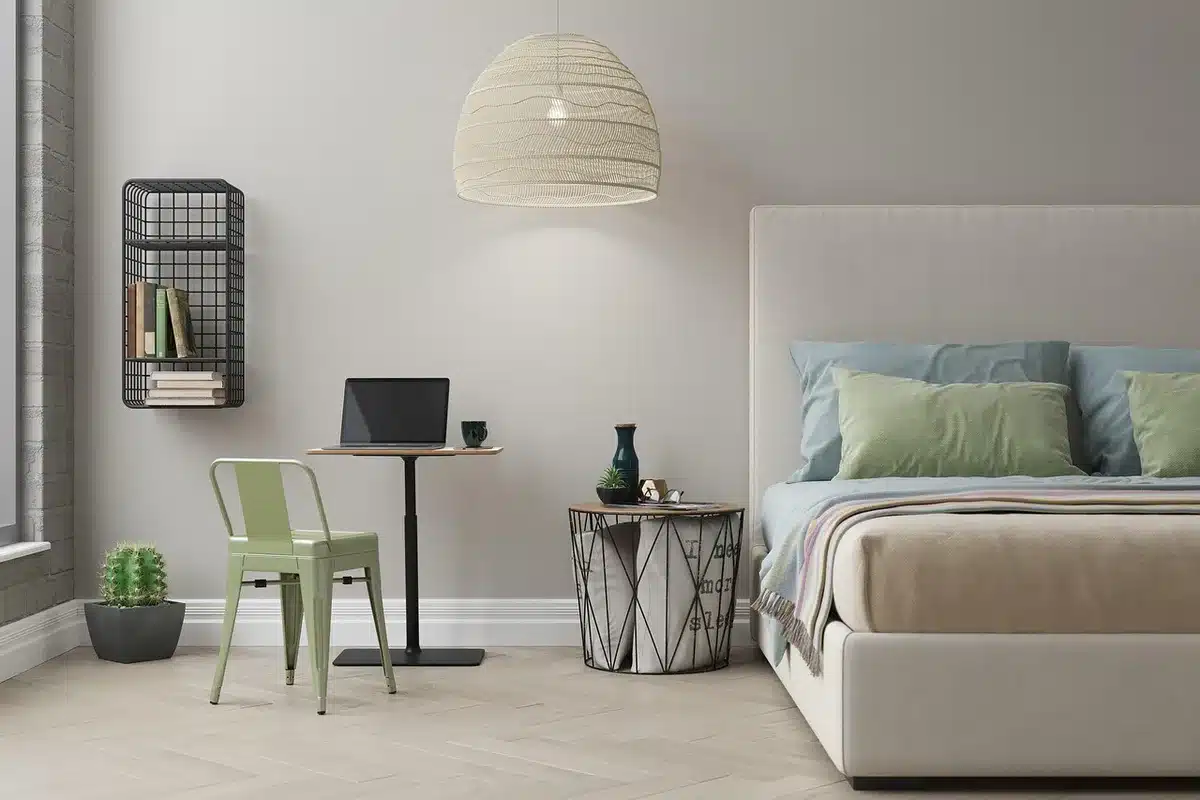 Chambre d'amis lumineuse avec draps pliés et serviettes propres