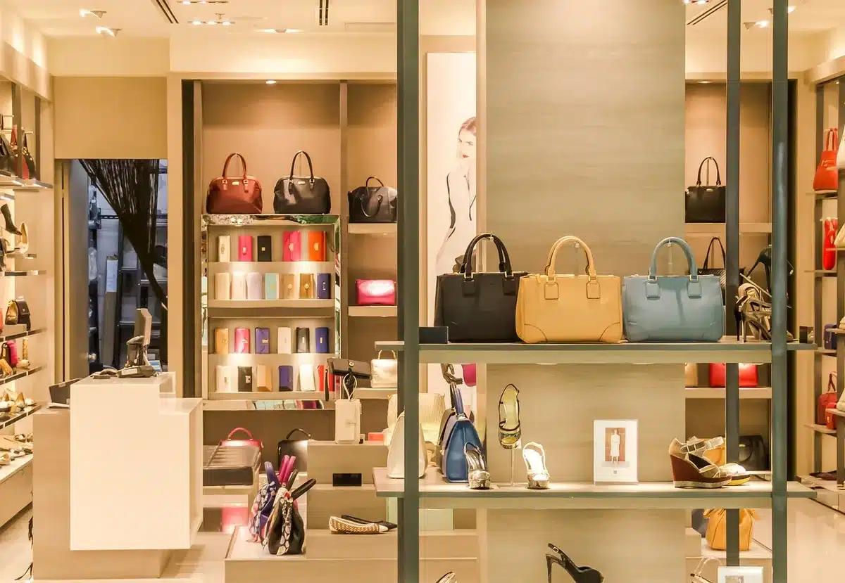 Vitrine originale d'une boutique de quartier en pleine journée