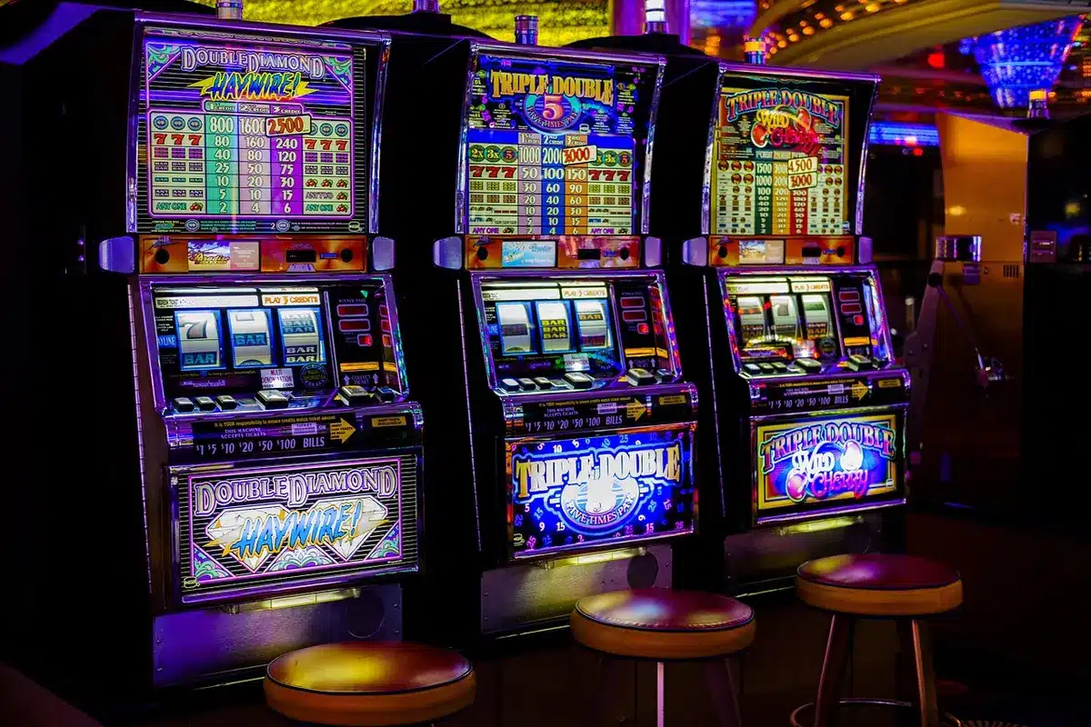 Petite salle de jeu avec postes PC alignés prêts pour des sessions courtes