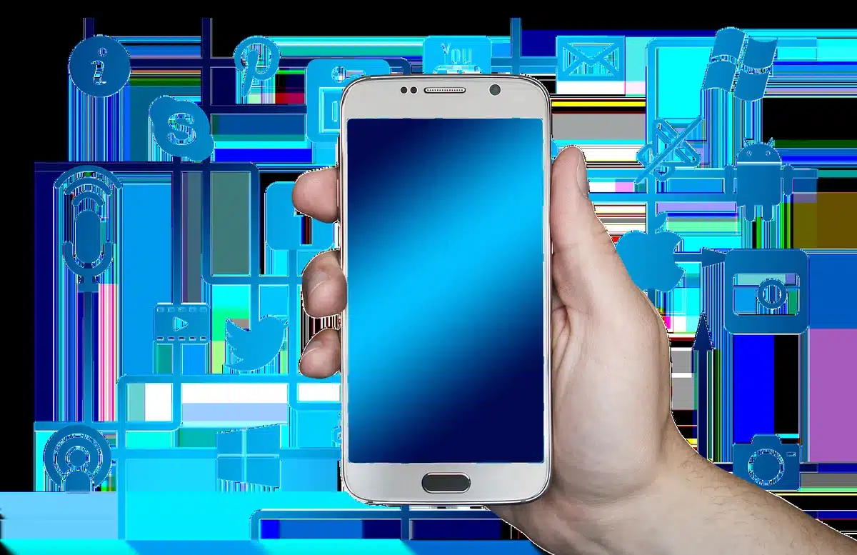 Main tenant un téléphone montrant des interactions sur les réseaux sociaux