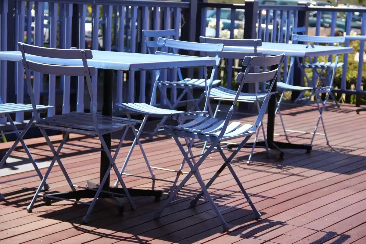 Aménagement d'une petite terrasse avec zones distinctes et tapis extérieur