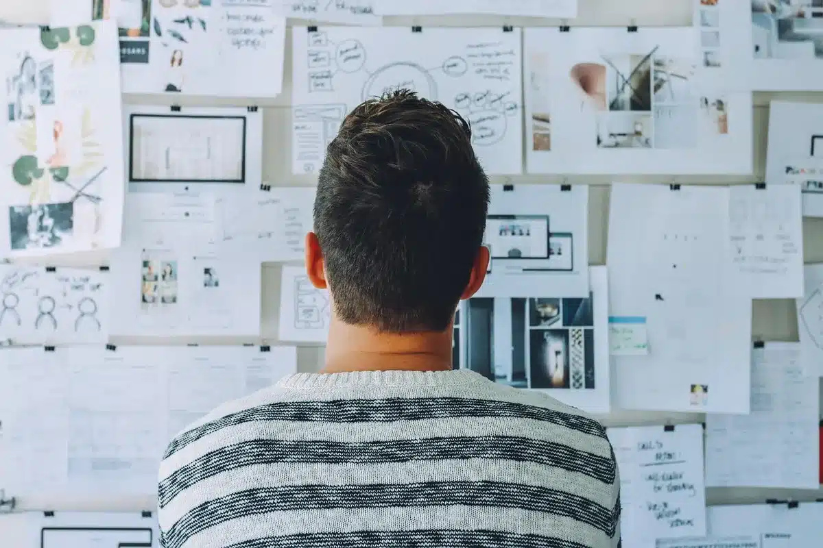 Planification d'un événement en extérieur avec une check‑list sur un clipboard