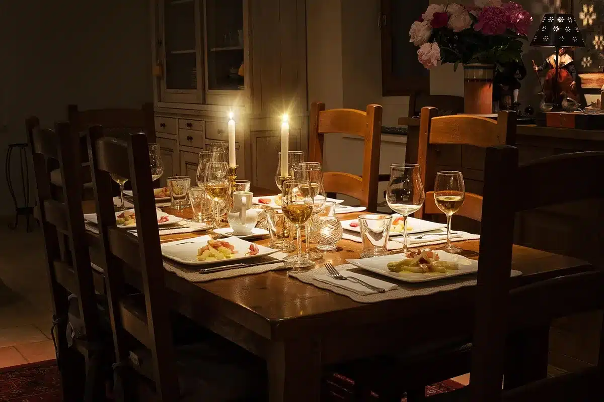 Petit groupe d'amis réunis autour d'une table conviviale en journée