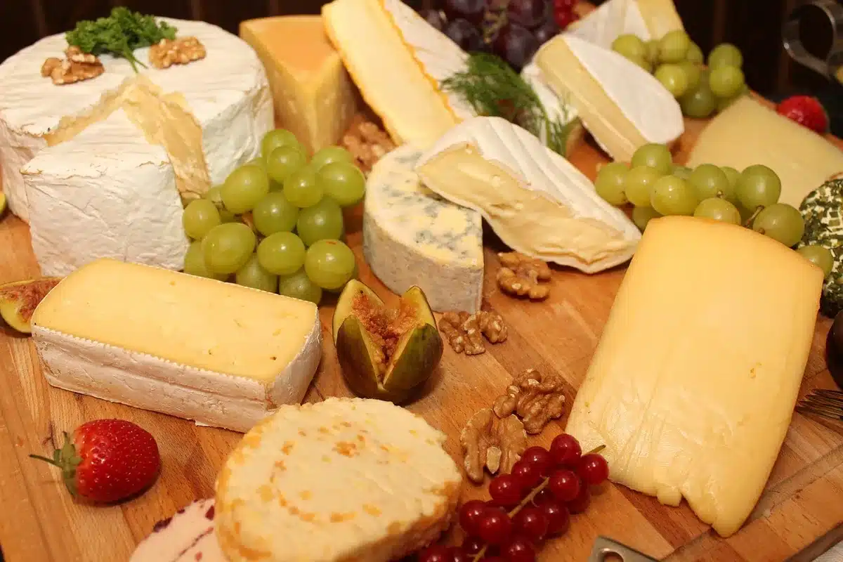 Planches et plats faciles à partager sur une table ensoleillée