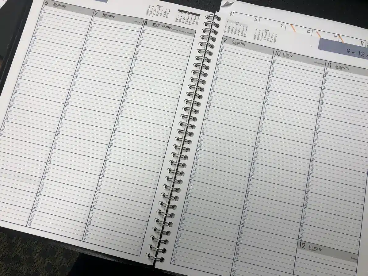 Calendrier de chantier posé sur une table avec notes et jalons