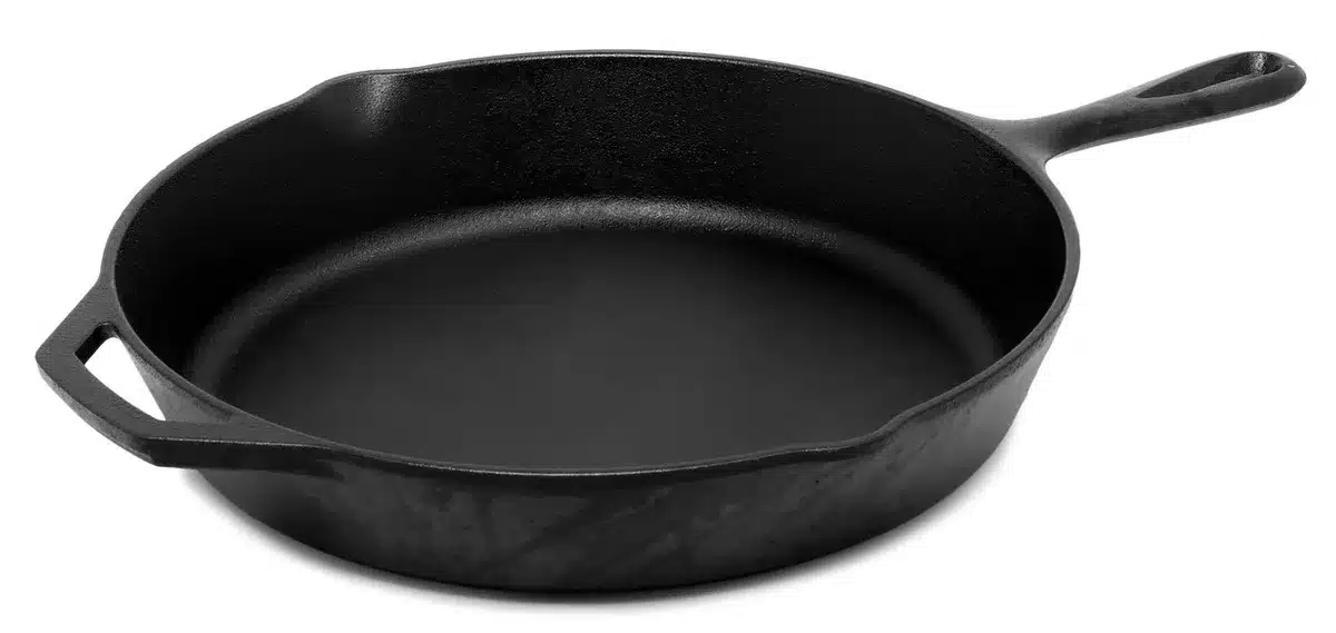 Poêle antiadhésive avec beurre fondu prête pour cuire des œufs brouillés