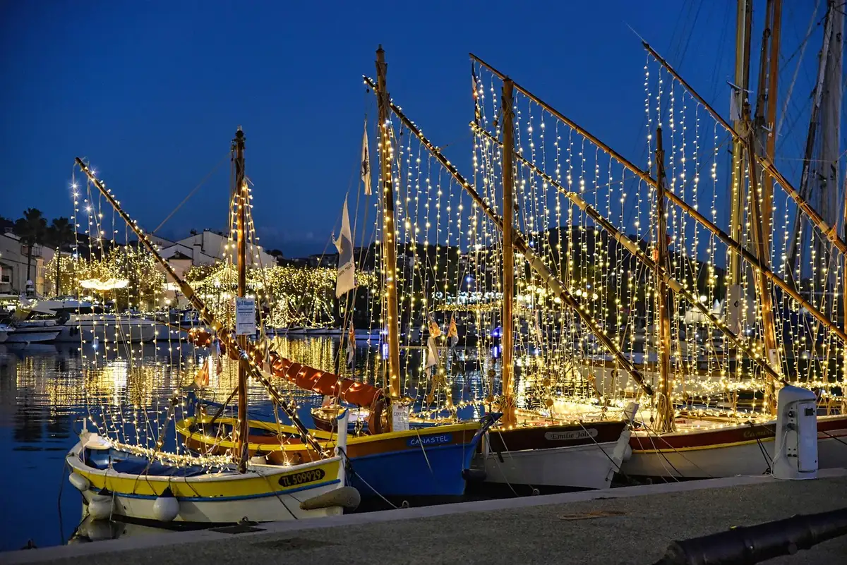 Rubans LED et guirlandes suspendues créant une ambiance lumineuse extérieure