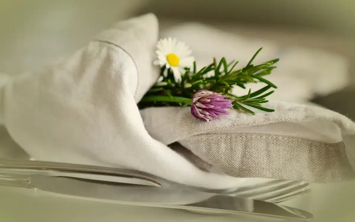 Table dressée avec nappe en lin et centre de table à l'eucalyptus