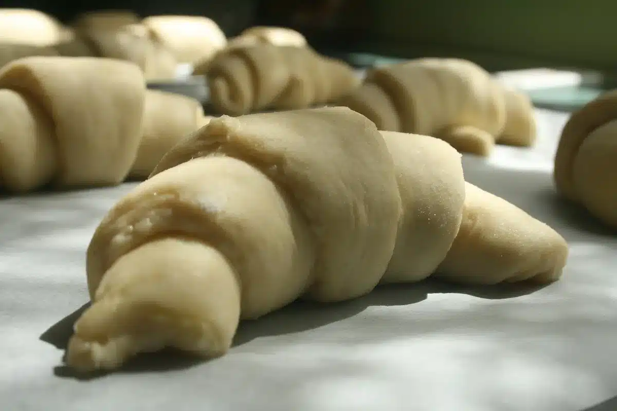 Étapes de tourage sur pâte feuilletée levée montrant plis et dimensions