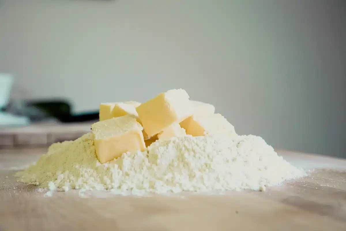 Bol de crème pâtissière vanillée en train d'être fouettée