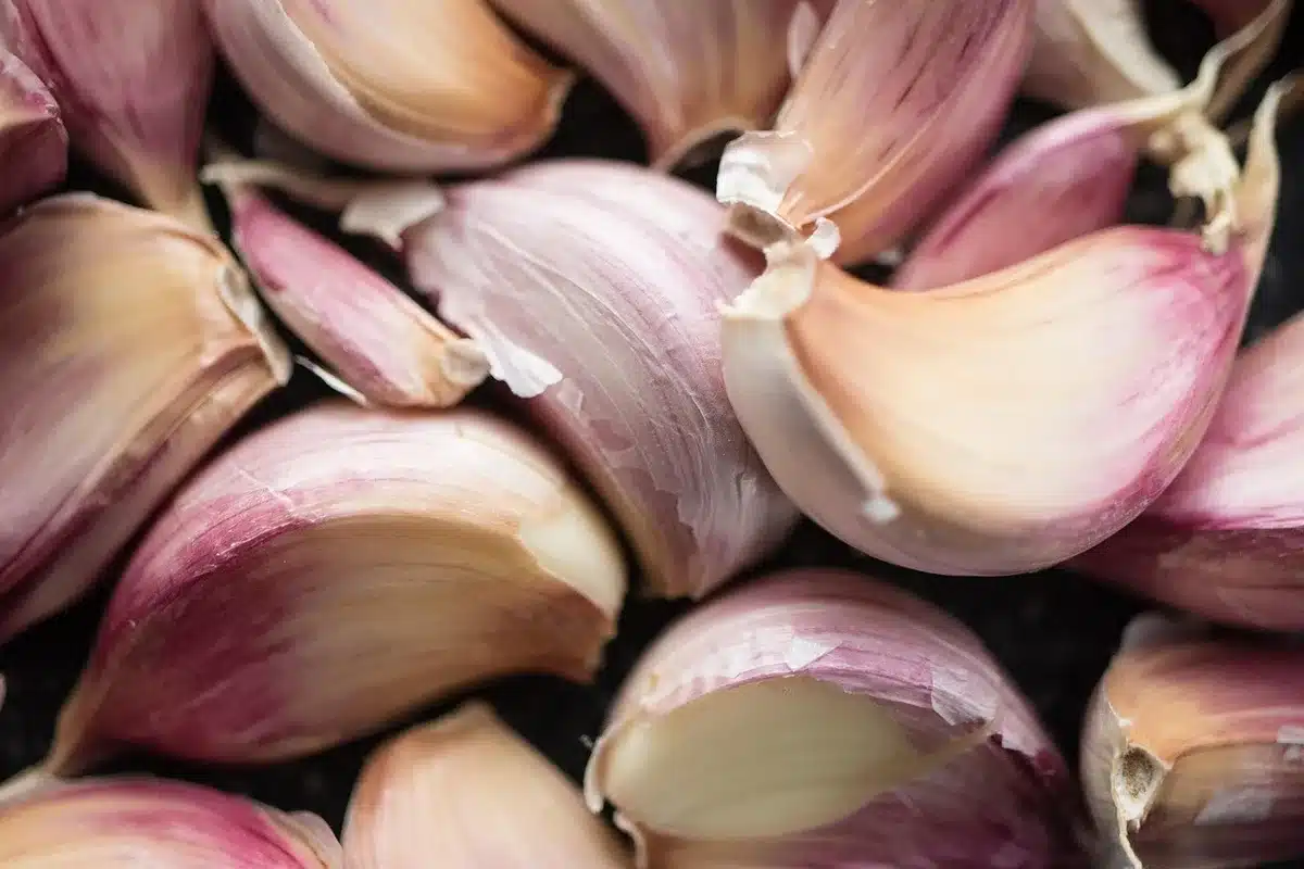 Assortiment de bouchées violettes sur une planche dans une cuisine lumineuse