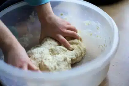 Bol de pâte à donuts sur un plan de travail près d'une fenêtre, lumière du jour