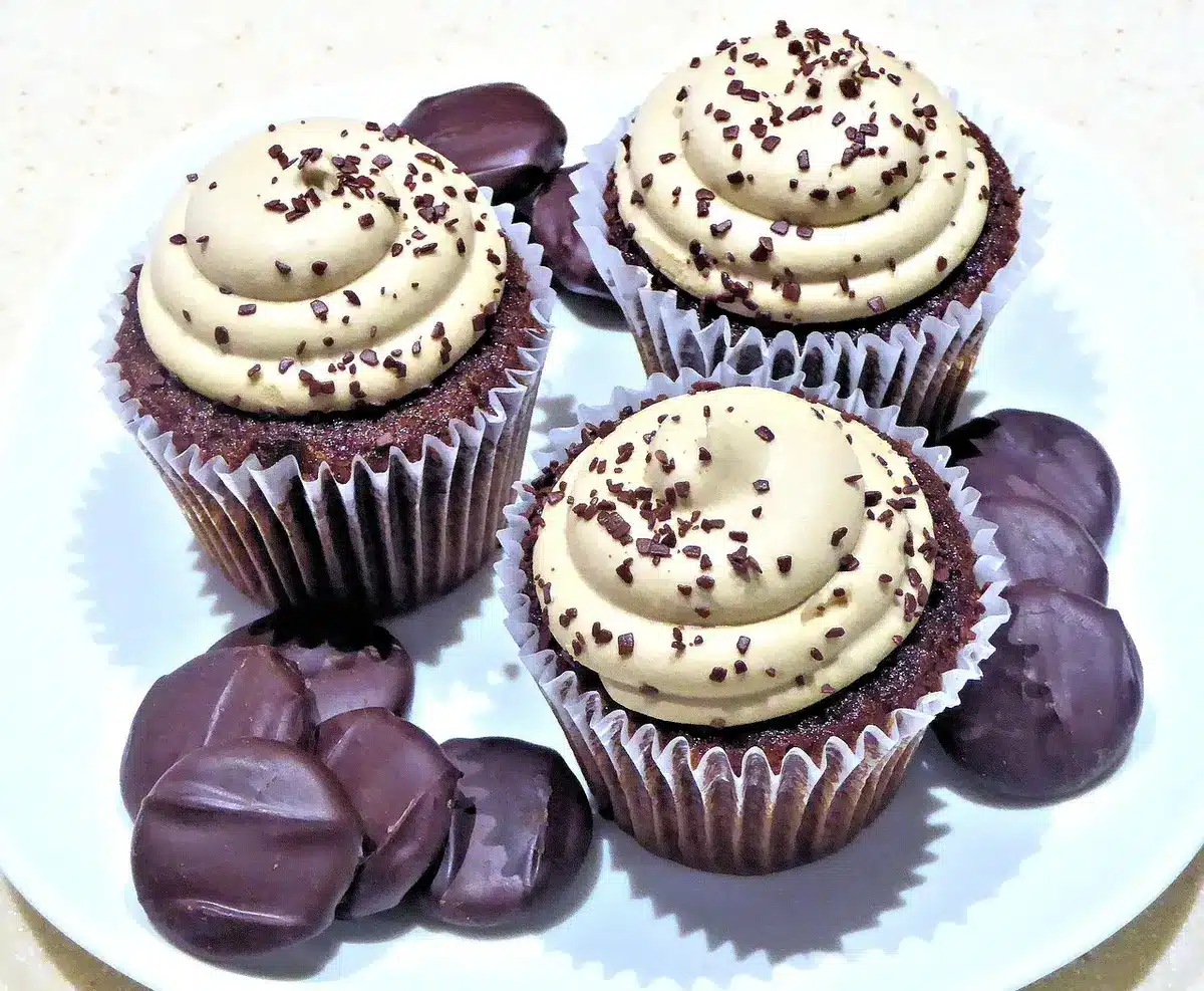 Ganache au chocolat au lait caramel dans un bol avec un fouet