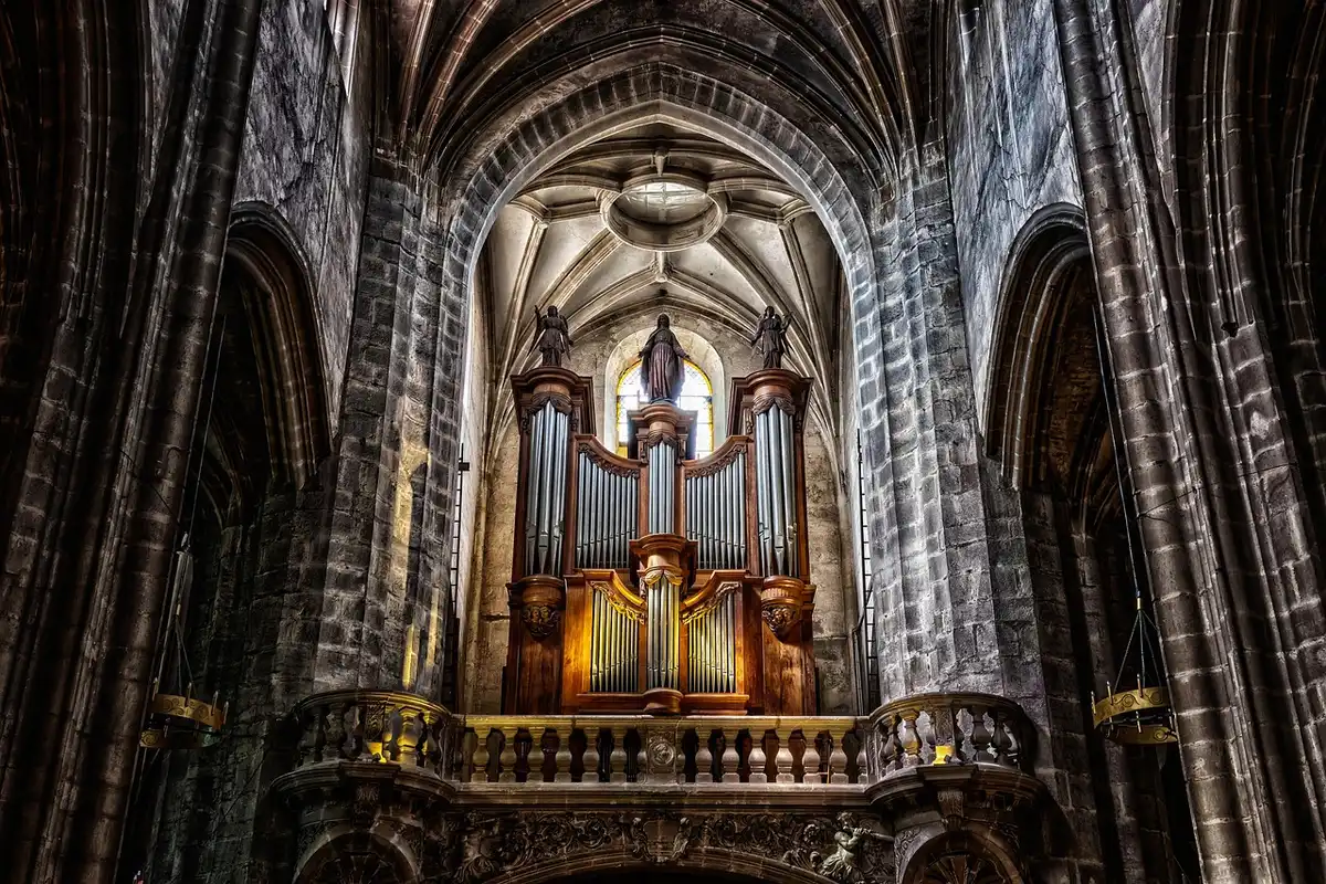 Projections vidéo calées sur les voûtes et sculptures d'une église