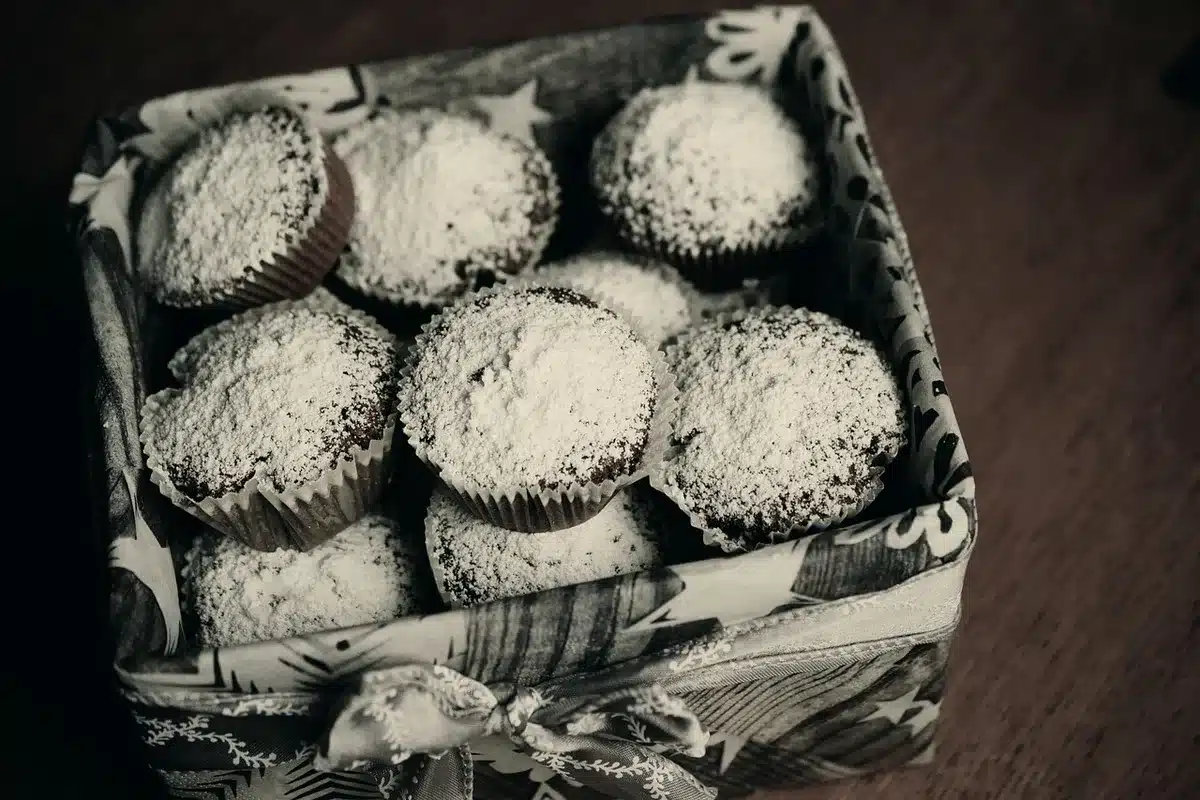 Muffins sortant du four dans des caissettes, nappés de sauce choco‑noisette
