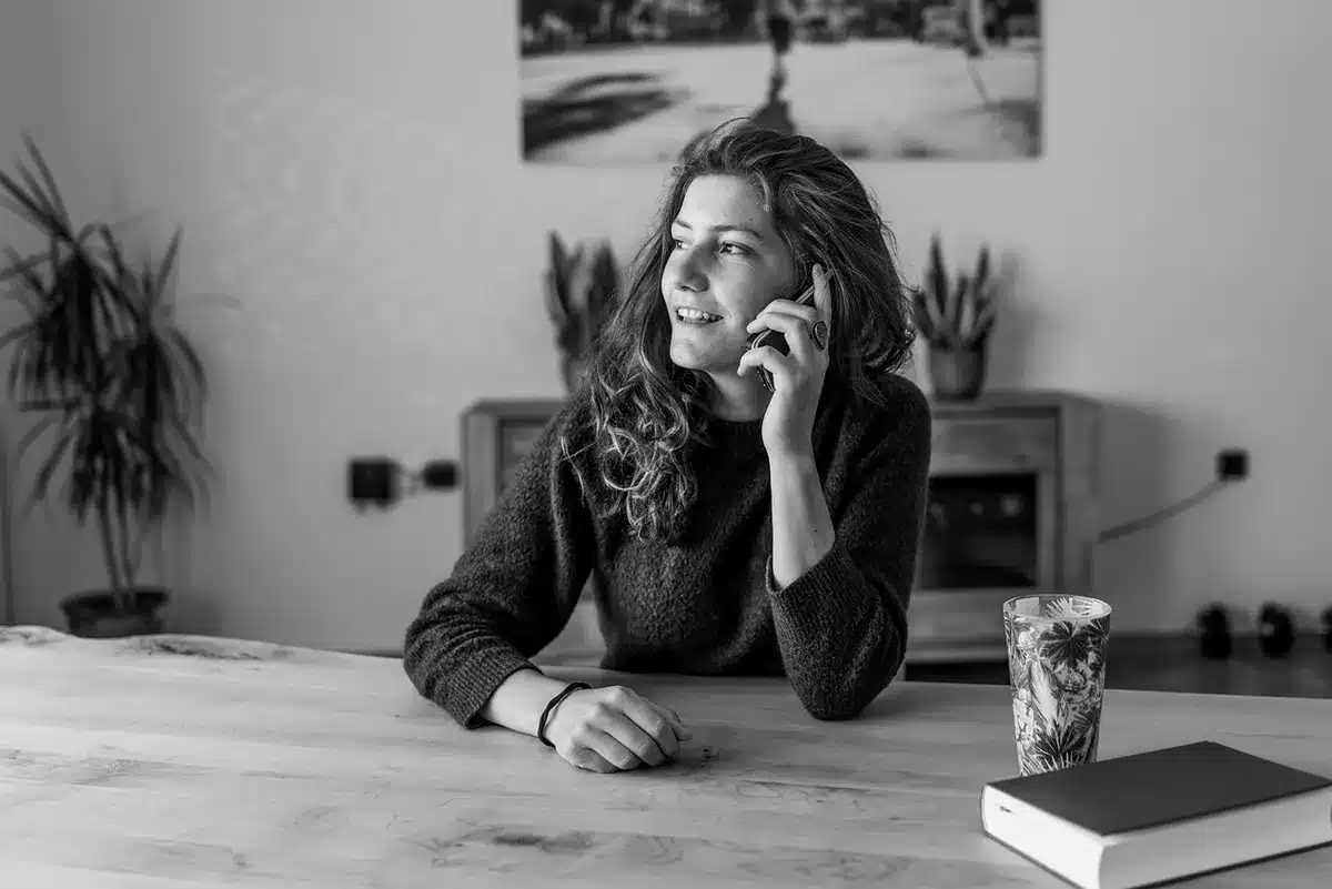 Sac à dos ouvert avec power bank, gourde et bouchons d'oreille pour une journée au salon