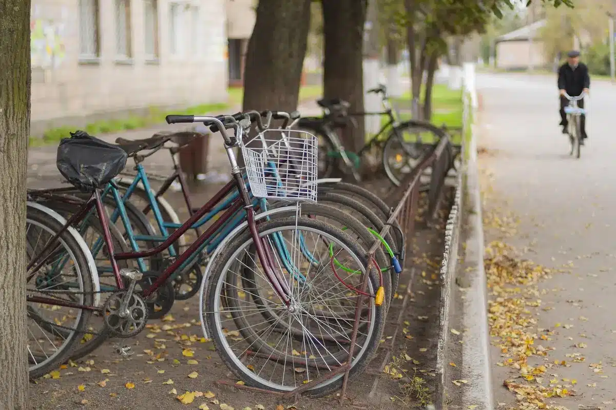 Rangée d'arceaux et parc de stationnement vélo sécurisé en ville