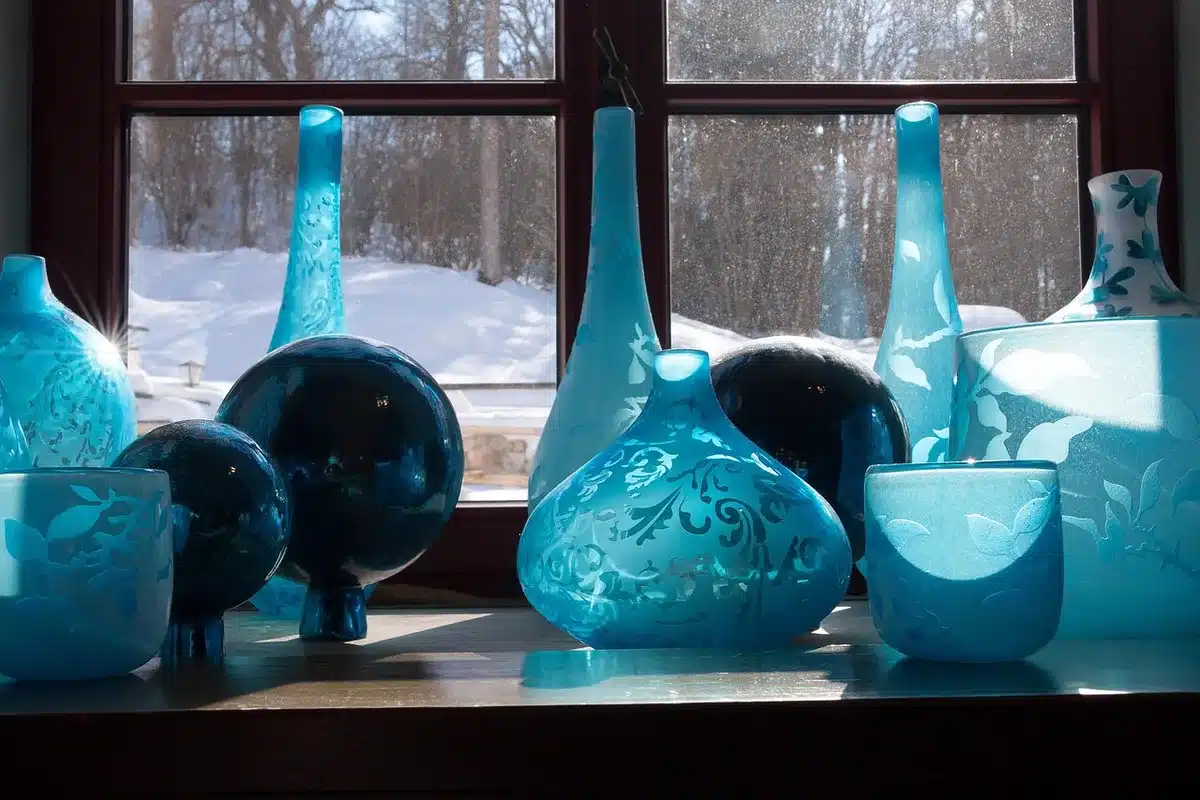 Objets de souvenir sur un rebord de fenêtre ensoleillé