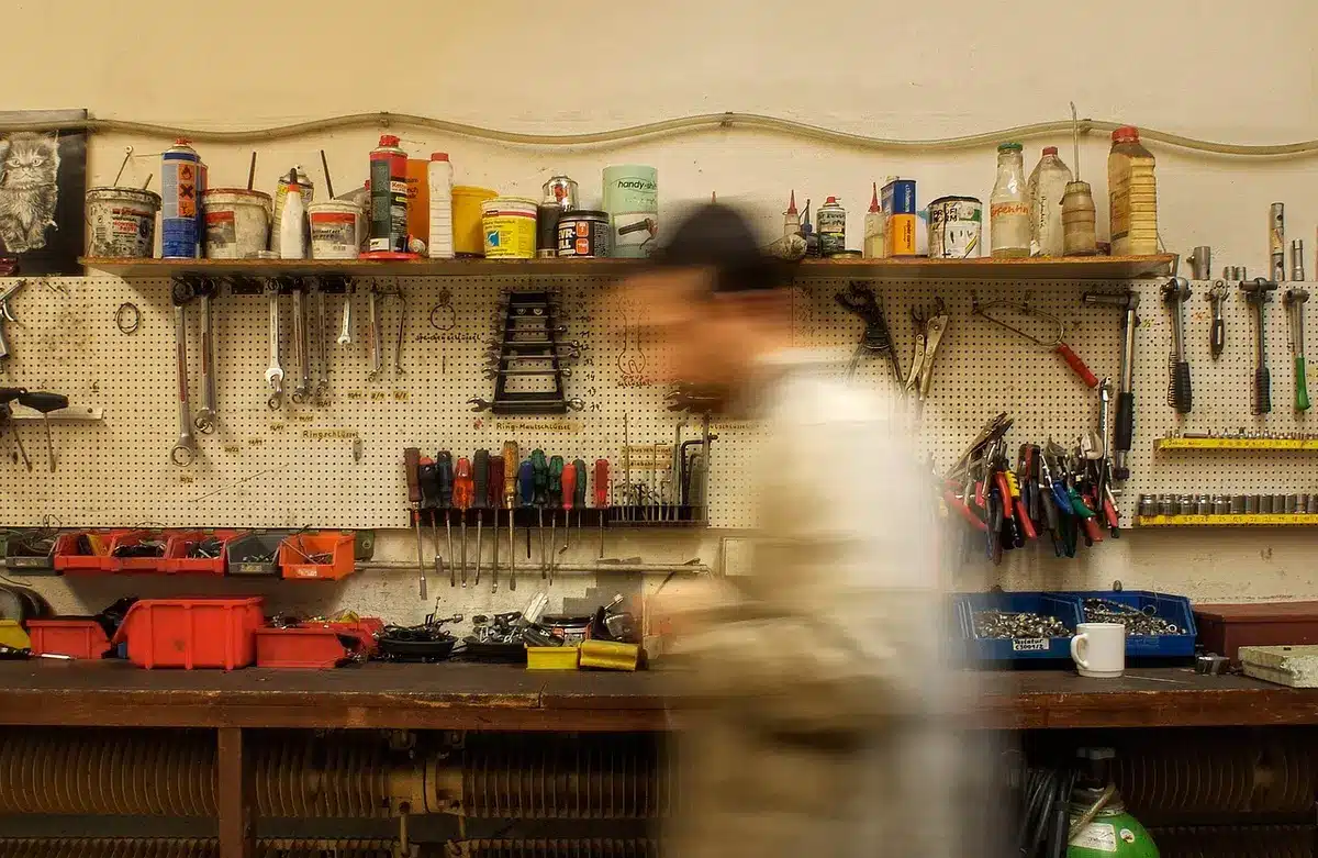 Différents types de bandes abrasives posées sur un établi
