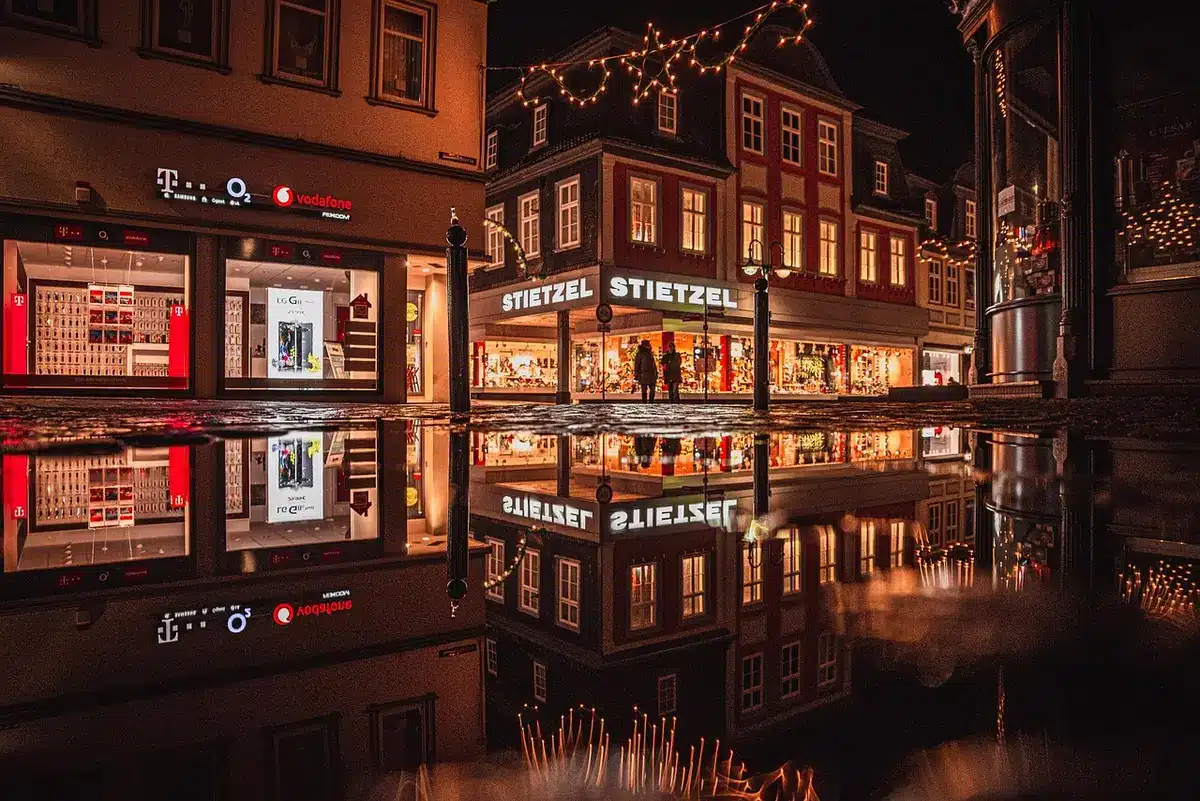 Différents sacs d'automne exposés en vitrine, lumière du jour